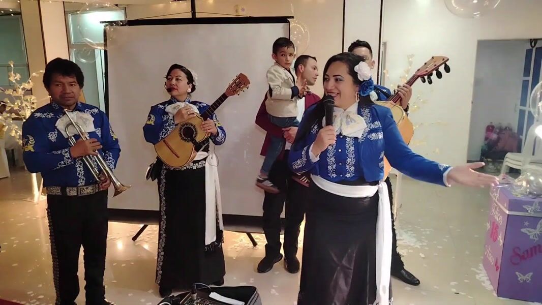 Vista previa: Quinceañera con mariachi